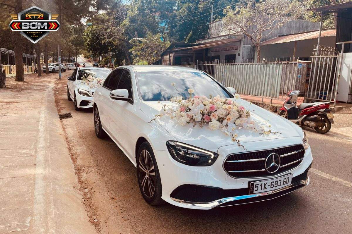 Có nhiều phong cách khác nhau mà bạn có thể chọn cho dàn xe hoa cưới của mình, nhận trang trí hoa tươi cho xe hoa cưới theo yêu cầu